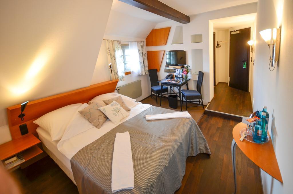 Restaurant & ****Hotel Hoeerhof Idstein Oda fotoğraf